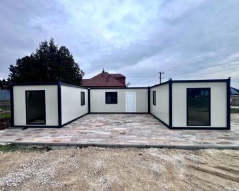 Zostava 3 spojených kontajnerov pre účely podnikania